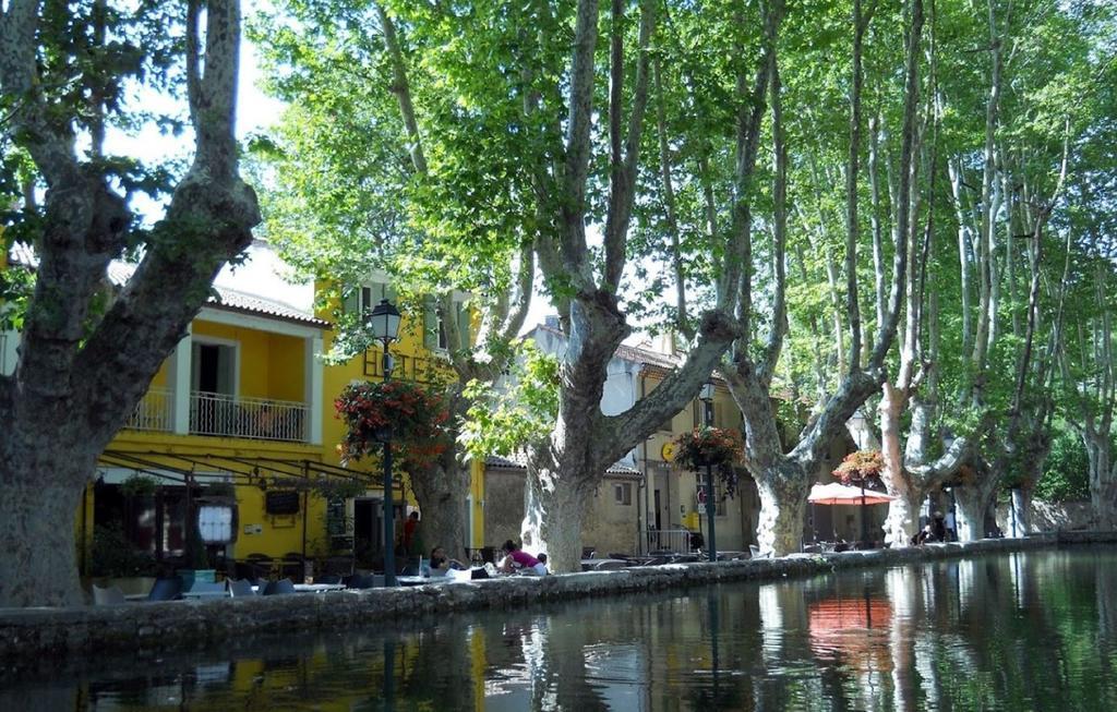 Hotel Logis De L'Etang à Cucuron Extérieur photo