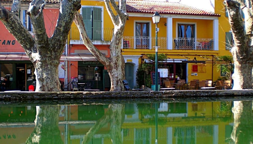 Hotel Logis De L'Etang à Cucuron Extérieur photo