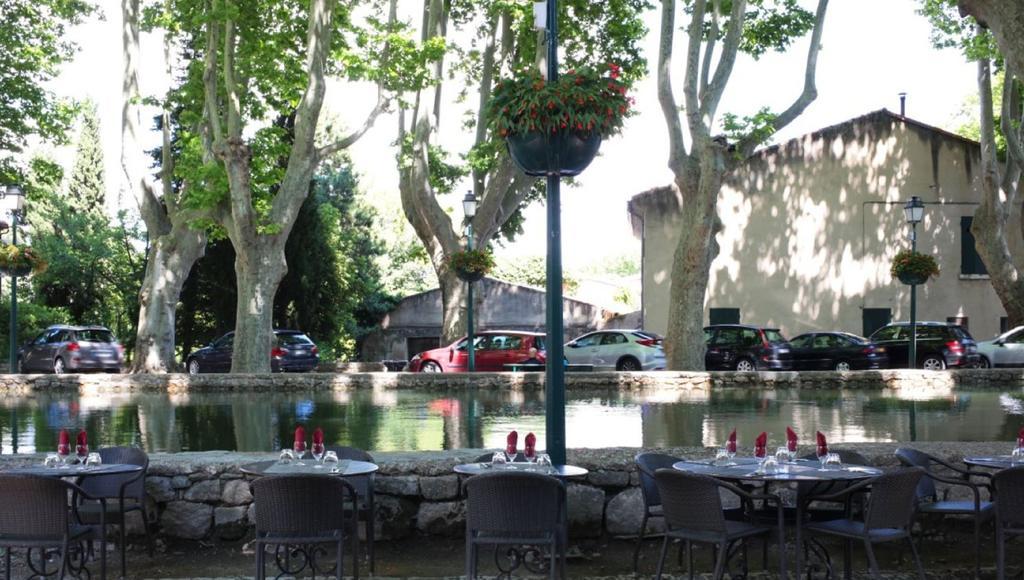 Hotel Logis De L'Etang à Cucuron Extérieur photo