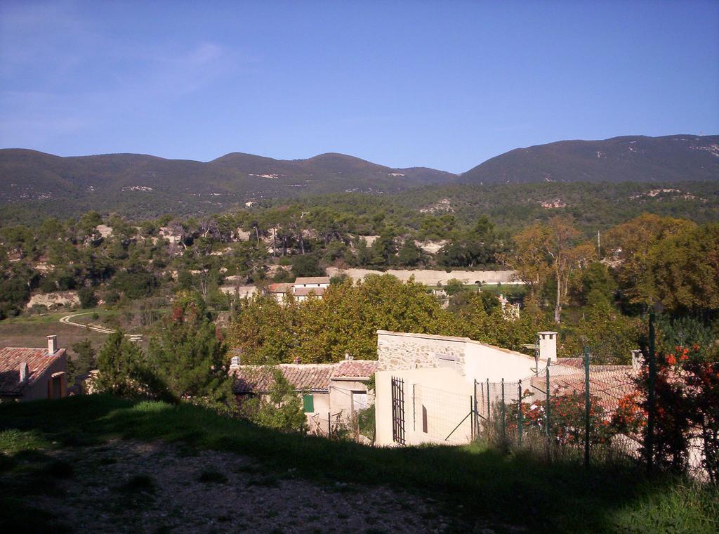 Hotel Logis De L'Etang à Cucuron Extérieur photo