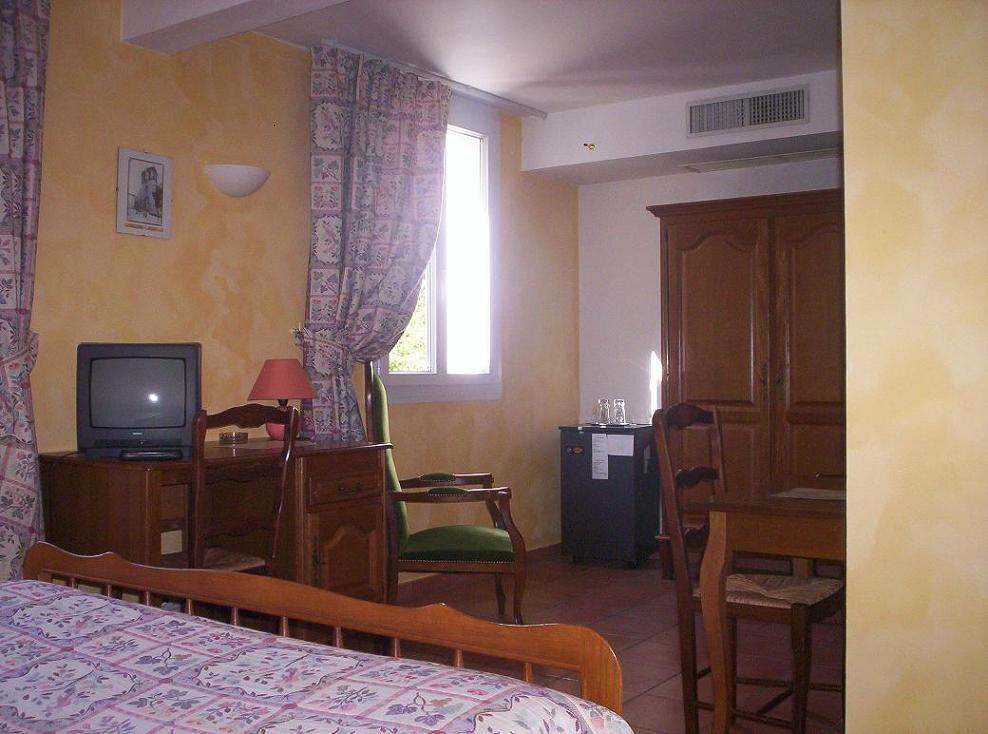 Hotel Logis De L'Etang à Cucuron Extérieur photo