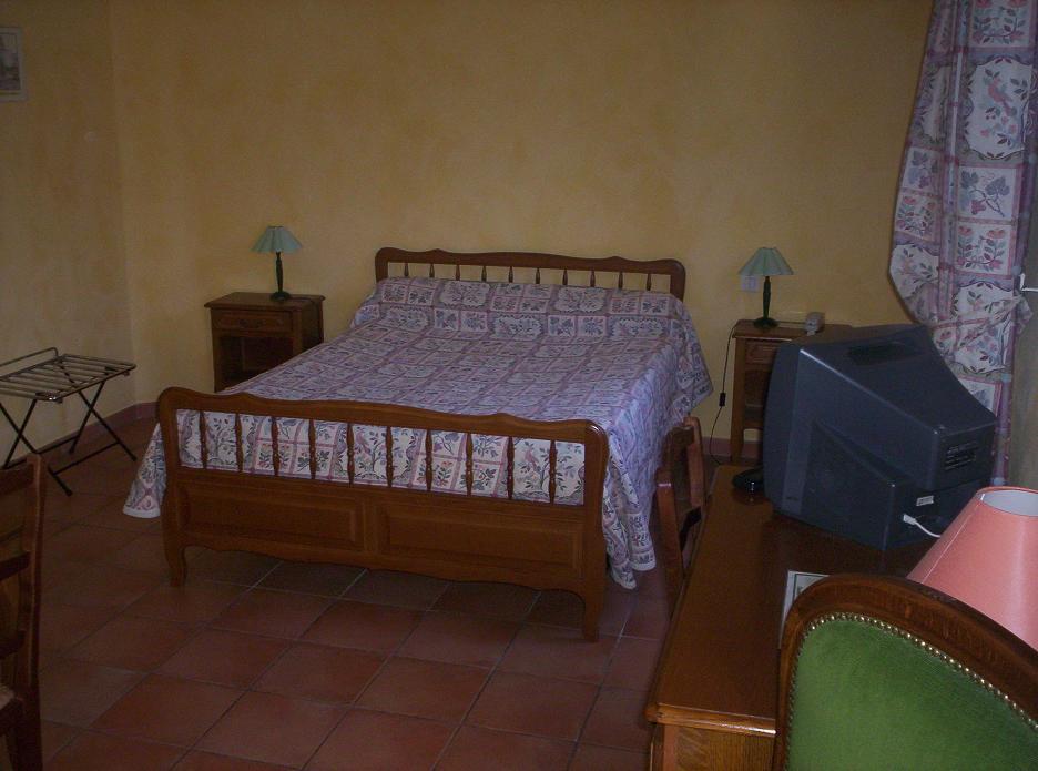 Hotel Logis De L'Etang à Cucuron Extérieur photo