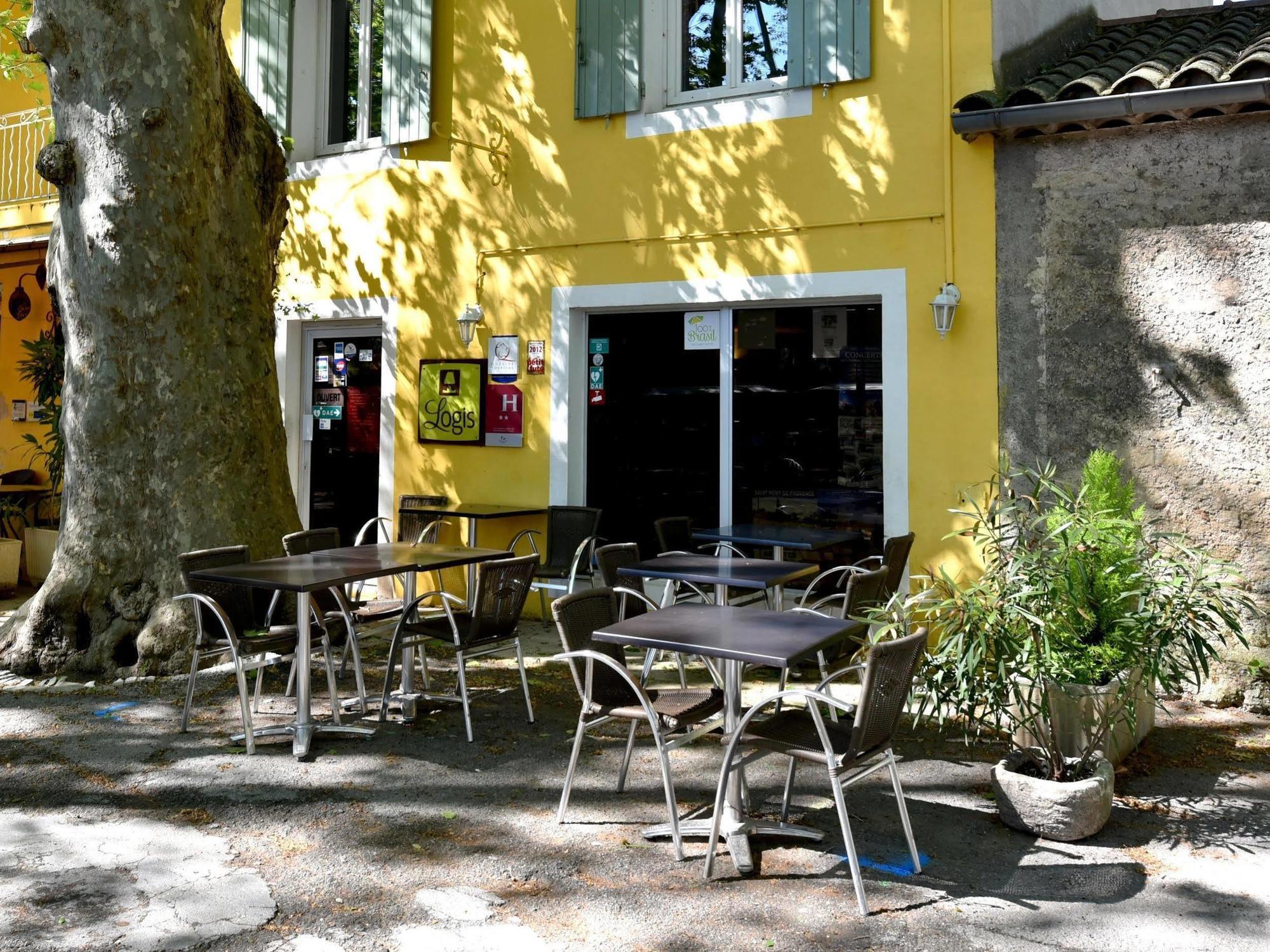 Hotel Logis De L'Etang à Cucuron Extérieur photo