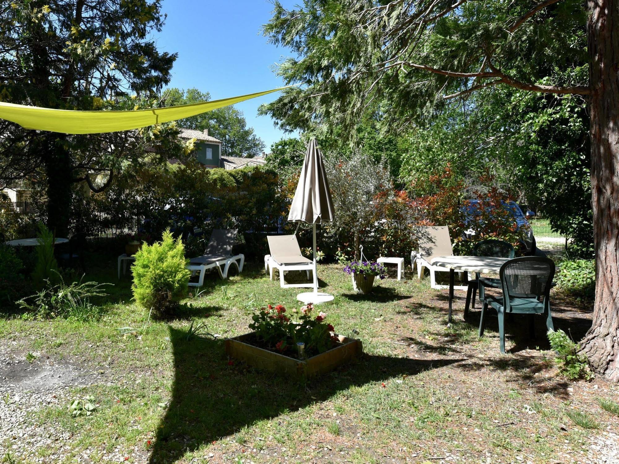 Hotel Logis De L'Etang à Cucuron Extérieur photo