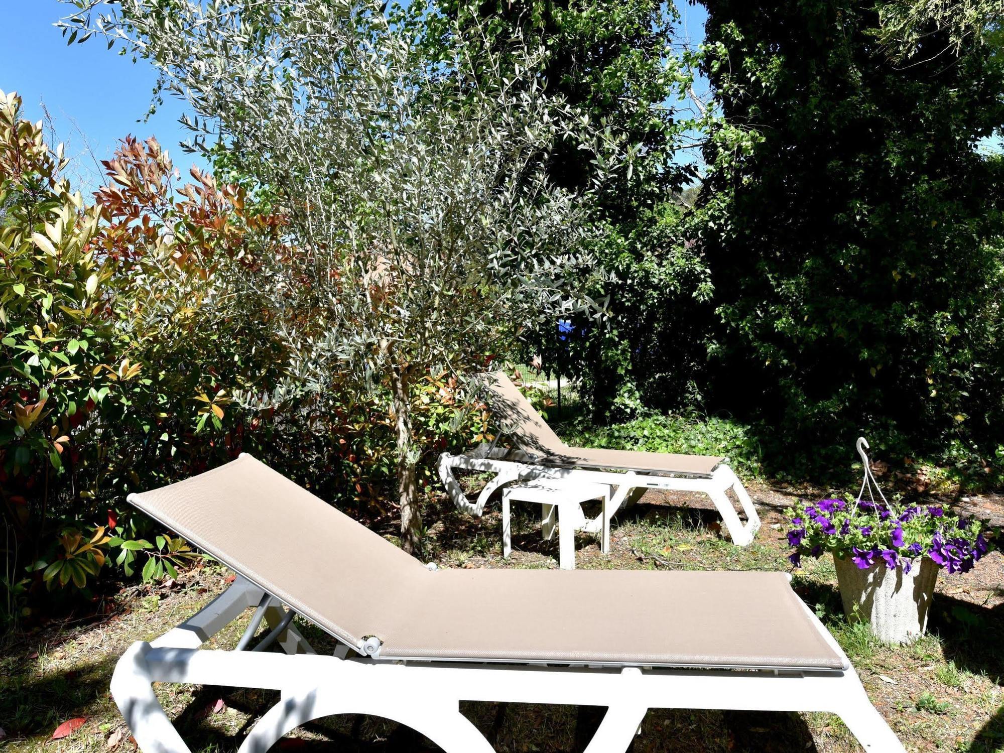 Hotel Logis De L'Etang à Cucuron Extérieur photo