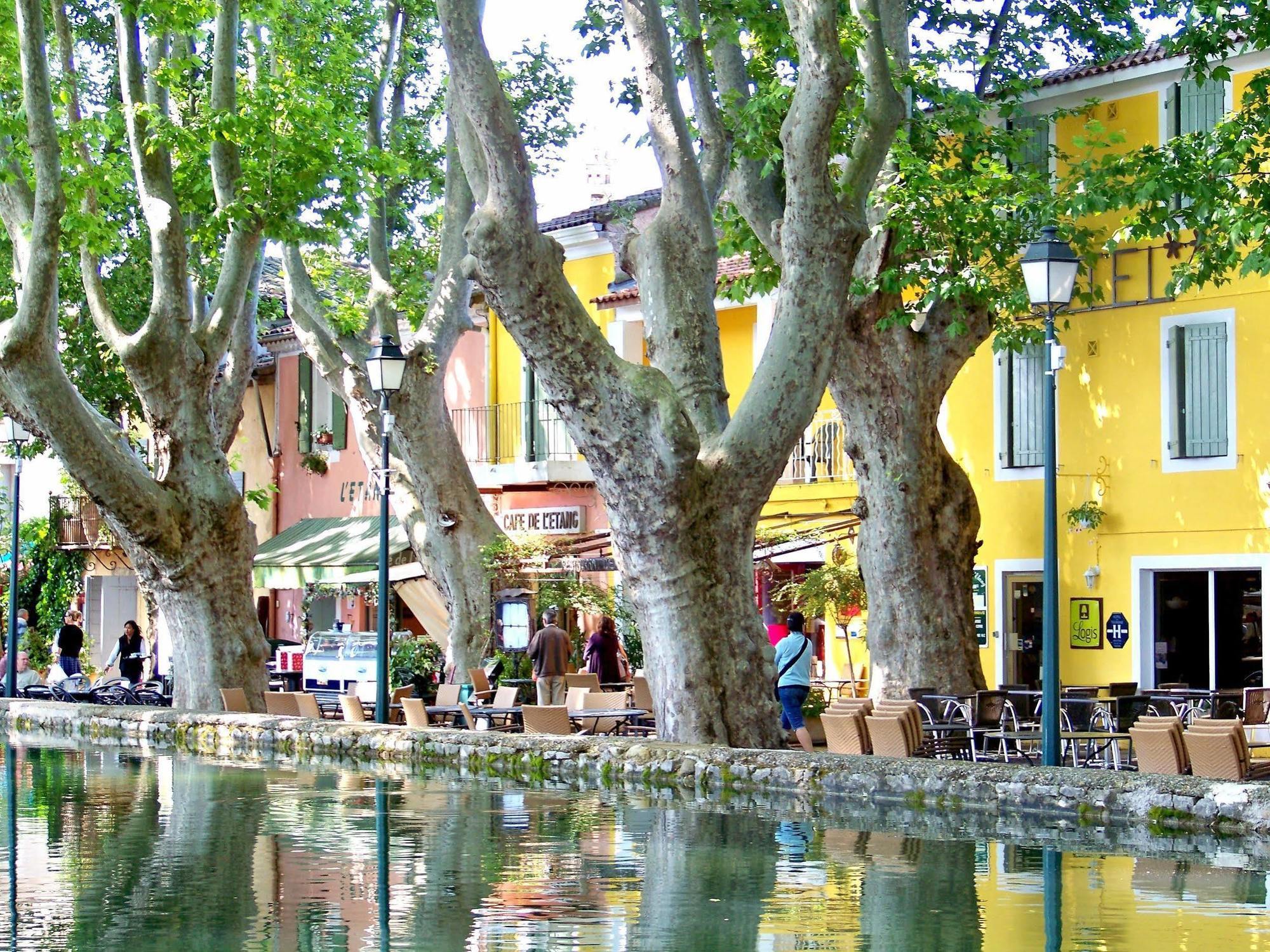 Hotel Logis De L'Etang à Cucuron Extérieur photo