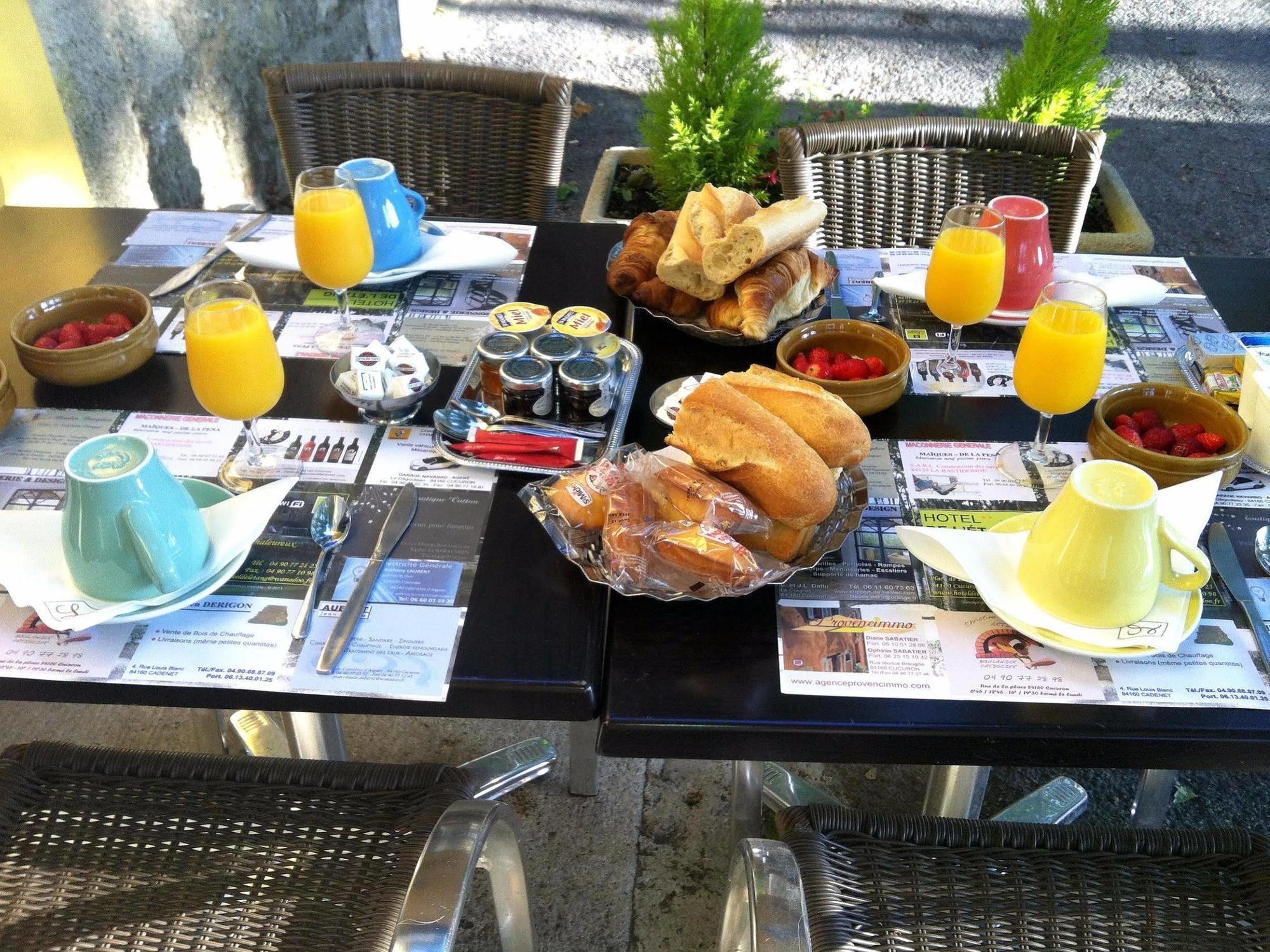 Hotel Logis De L'Etang à Cucuron Extérieur photo