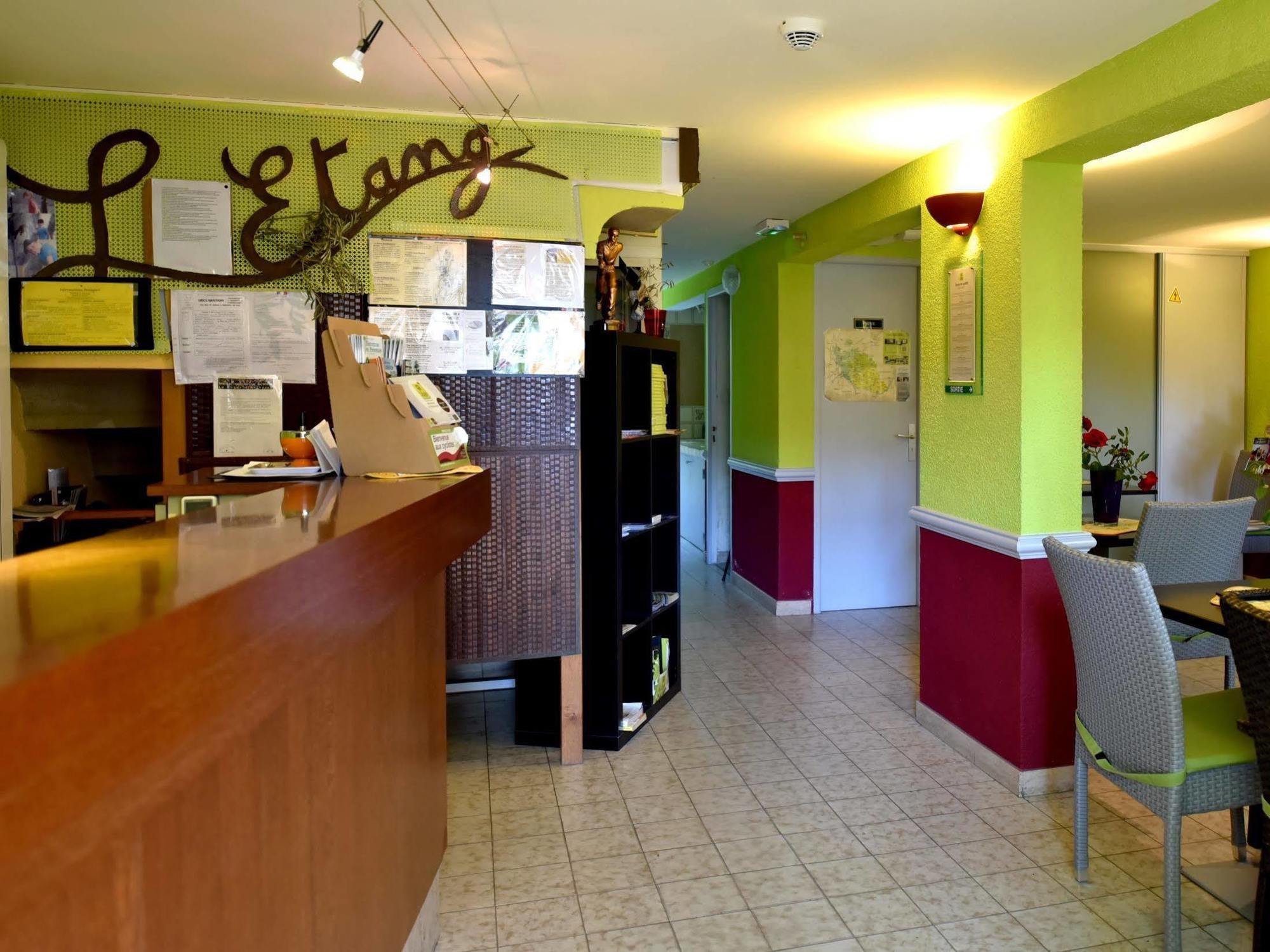 Hotel Logis De L'Etang à Cucuron Extérieur photo
