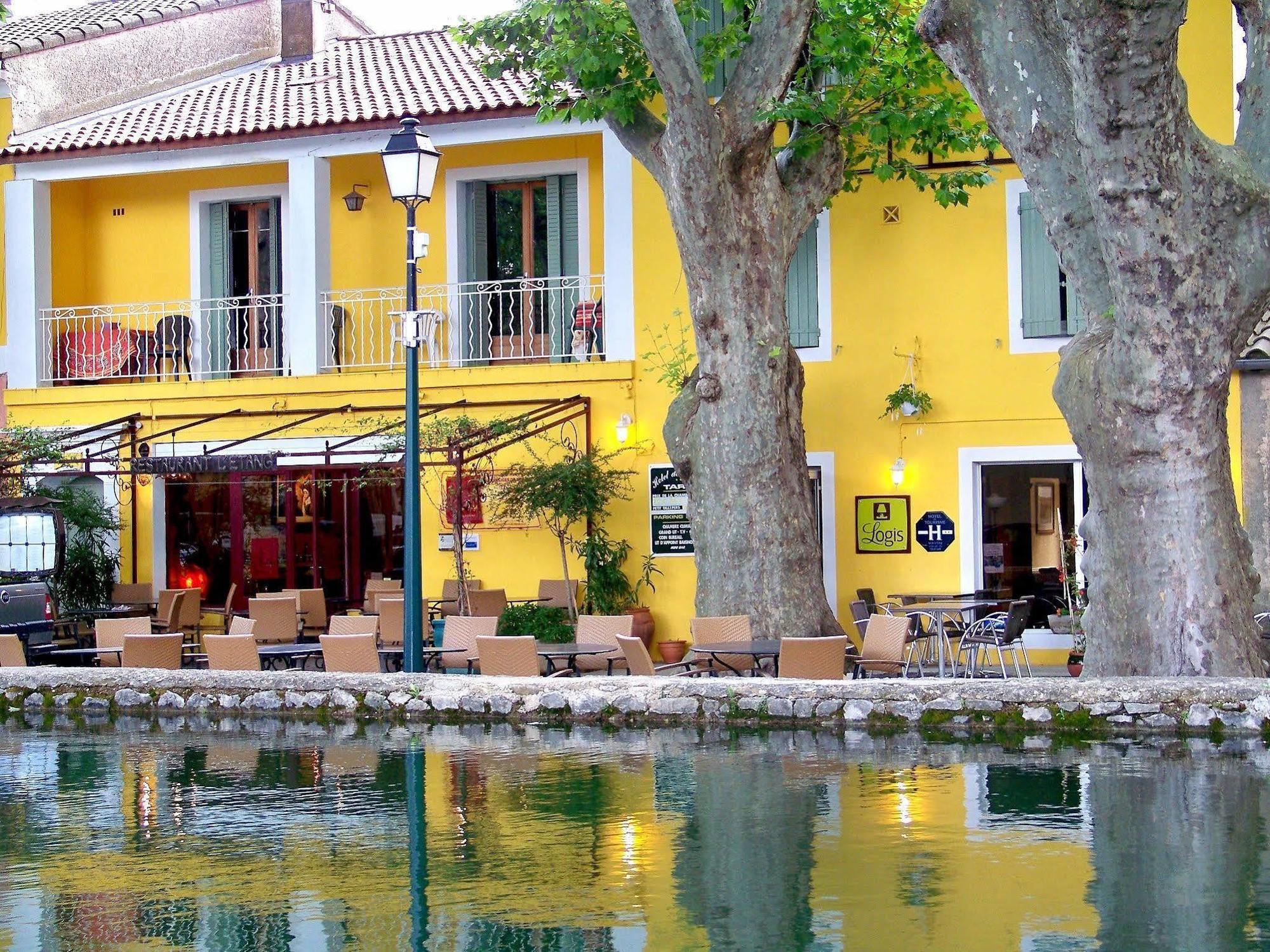 Hotel Logis De L'Etang à Cucuron Extérieur photo