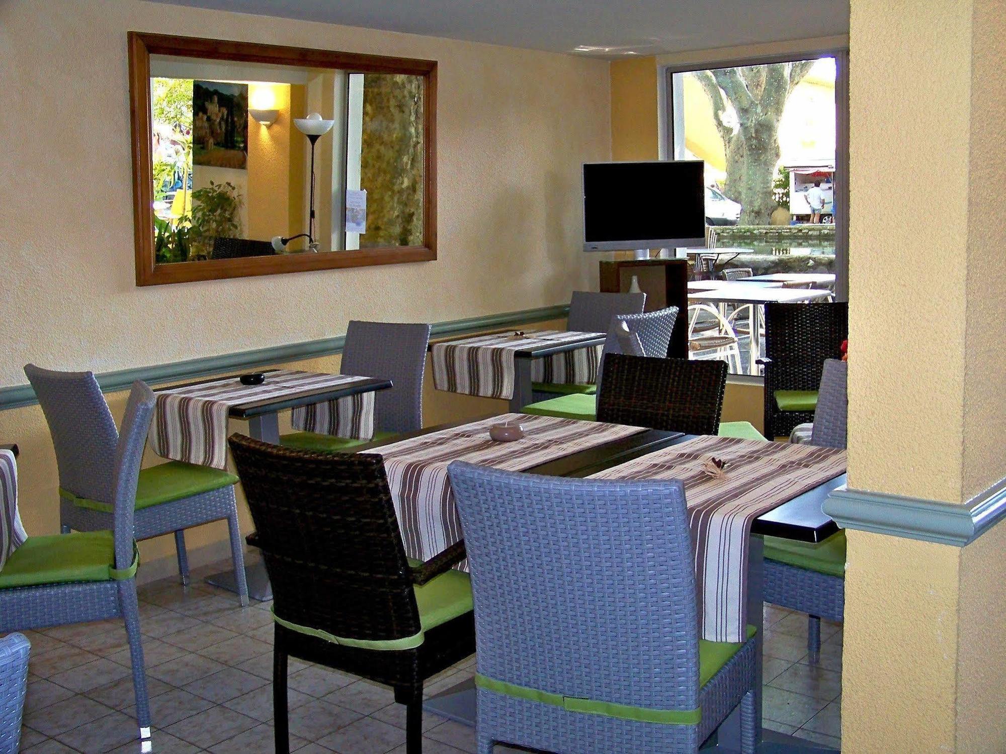 Hotel Logis De L'Etang à Cucuron Extérieur photo