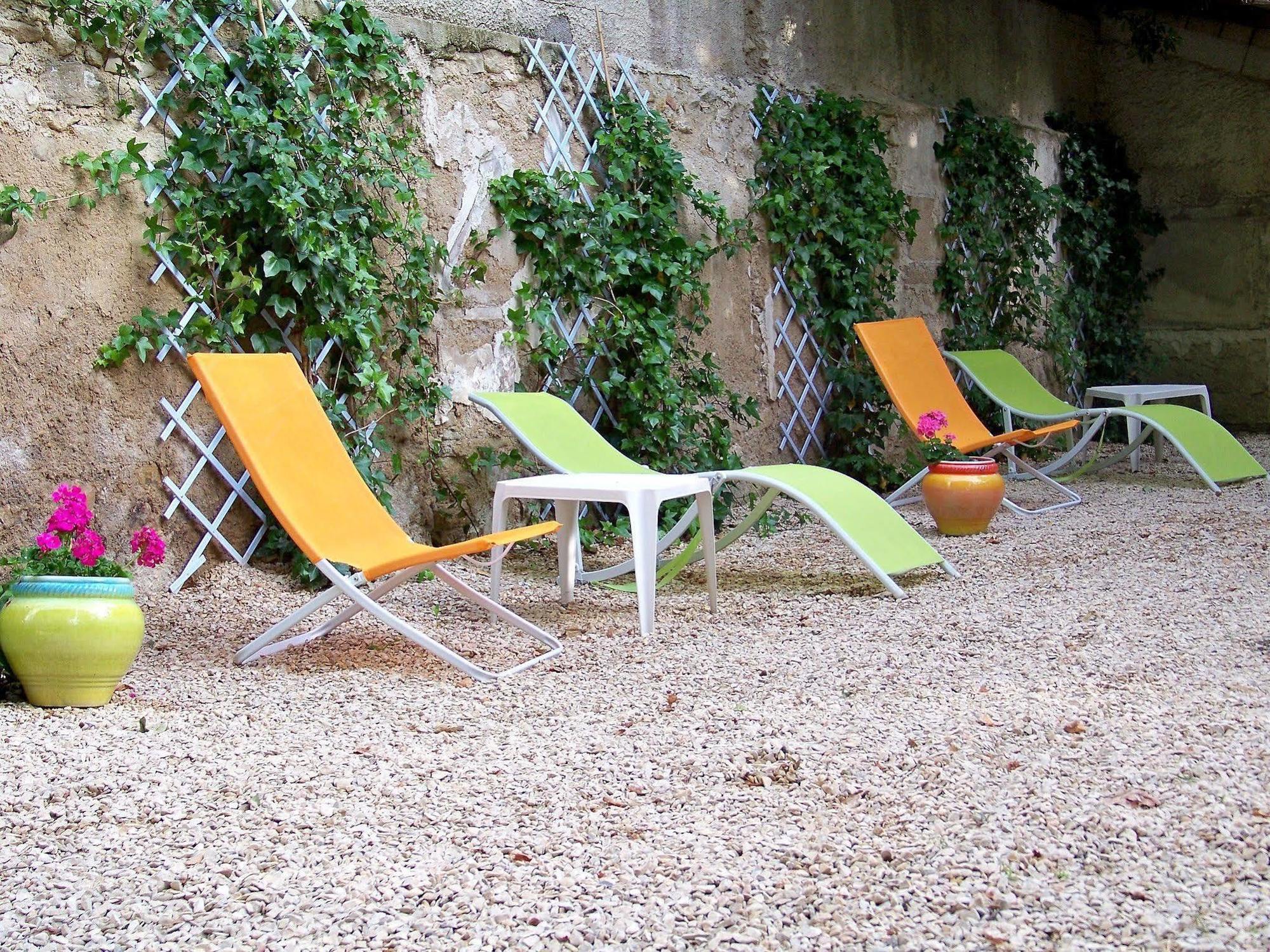 Hotel Logis De L'Etang à Cucuron Extérieur photo