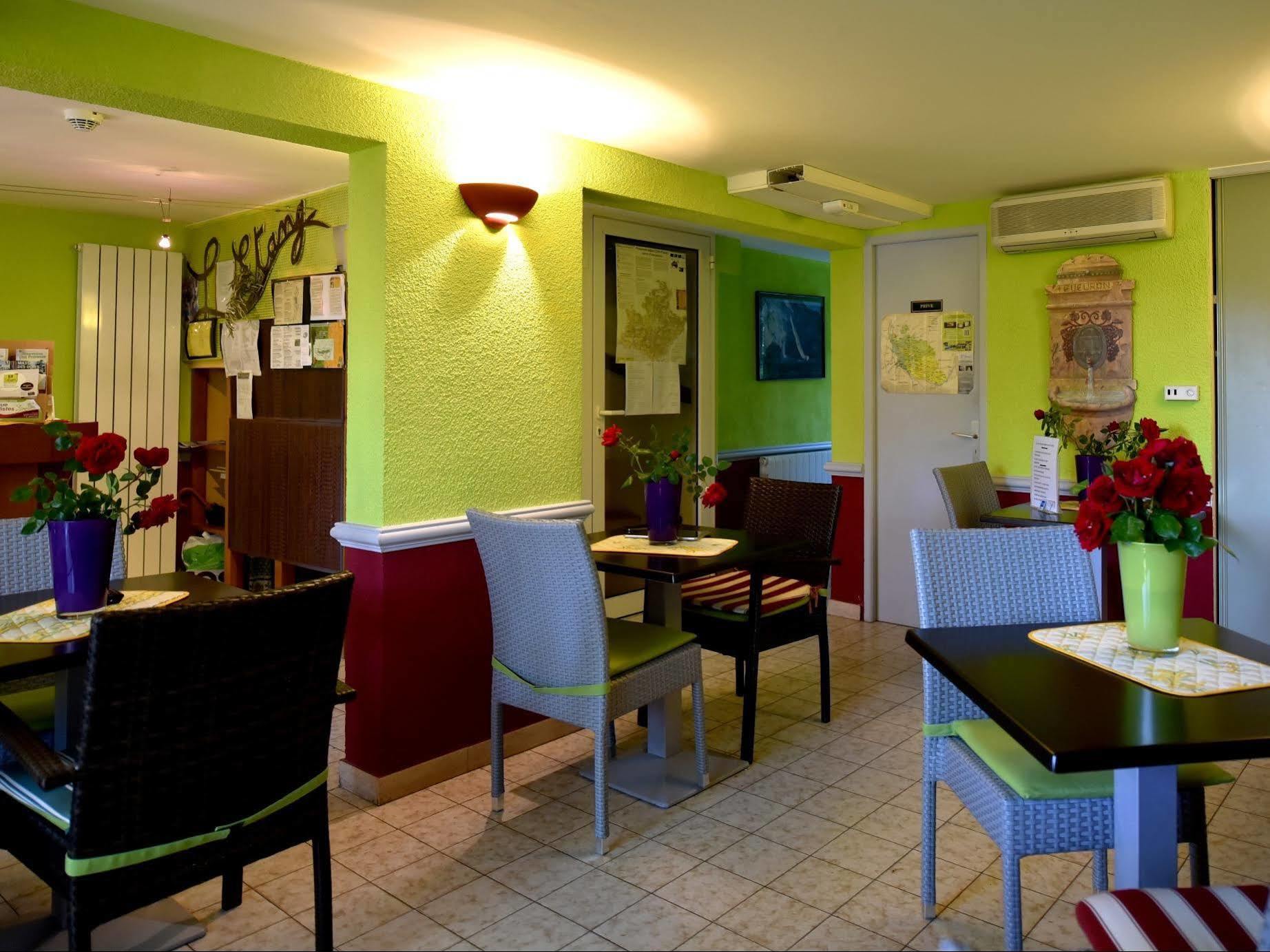 Hotel Logis De L'Etang à Cucuron Extérieur photo