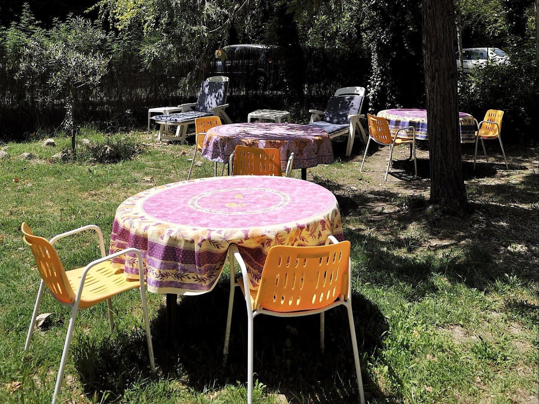 Hotel Logis De L'Etang à Cucuron Extérieur photo
