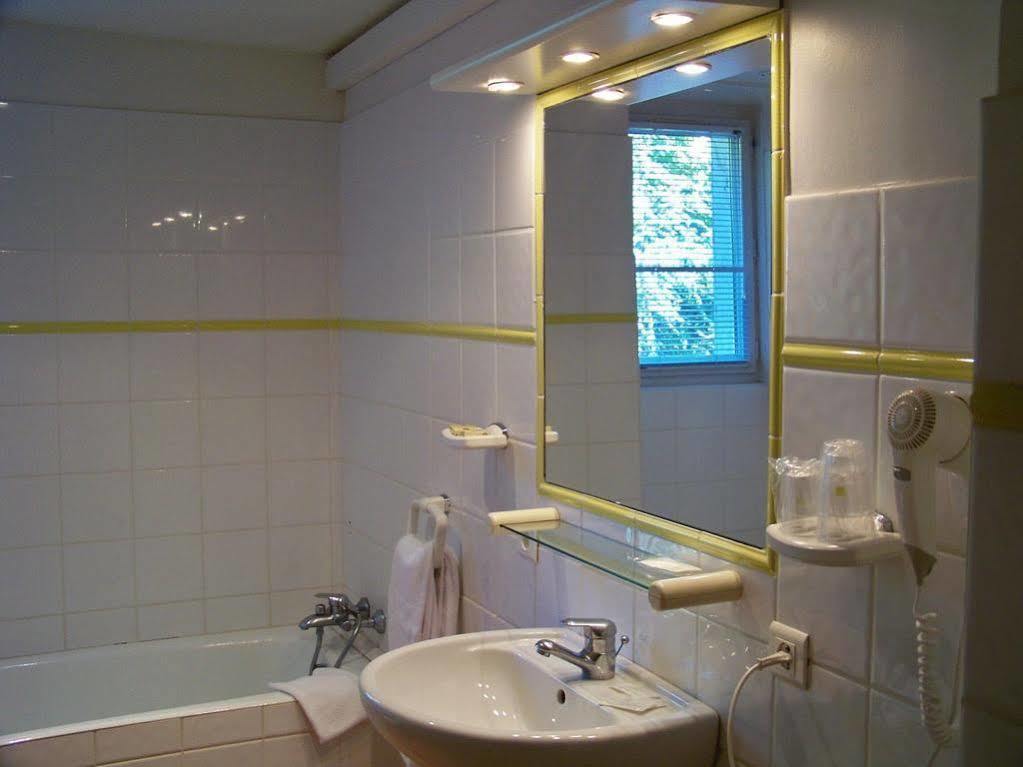 Hotel Logis De L'Etang à Cucuron Extérieur photo