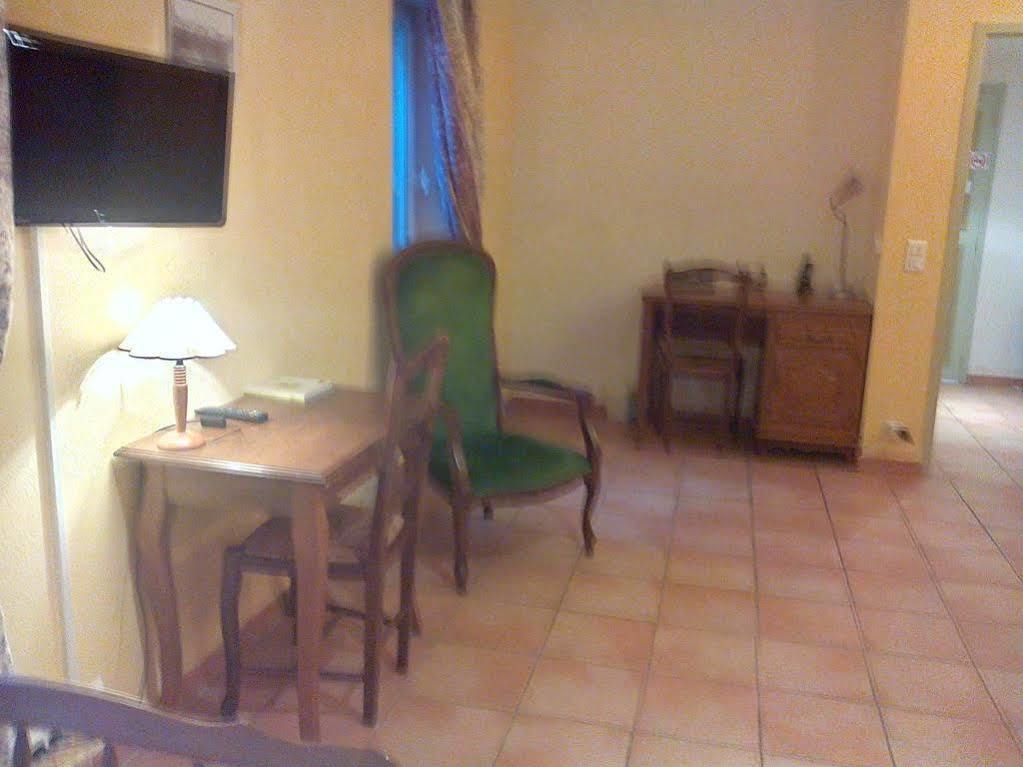 Hotel Logis De L'Etang à Cucuron Extérieur photo