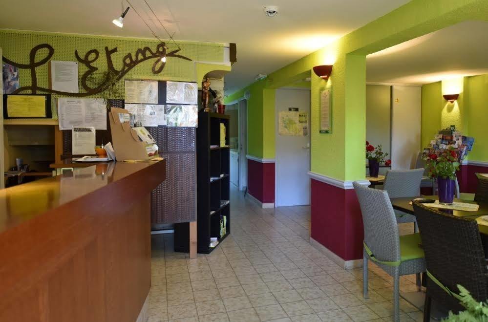 Hotel Logis De L'Etang à Cucuron Extérieur photo