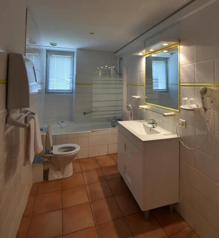 Hotel Logis De L'Etang à Cucuron Extérieur photo