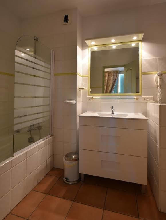 Hotel Logis De L'Etang à Cucuron Extérieur photo