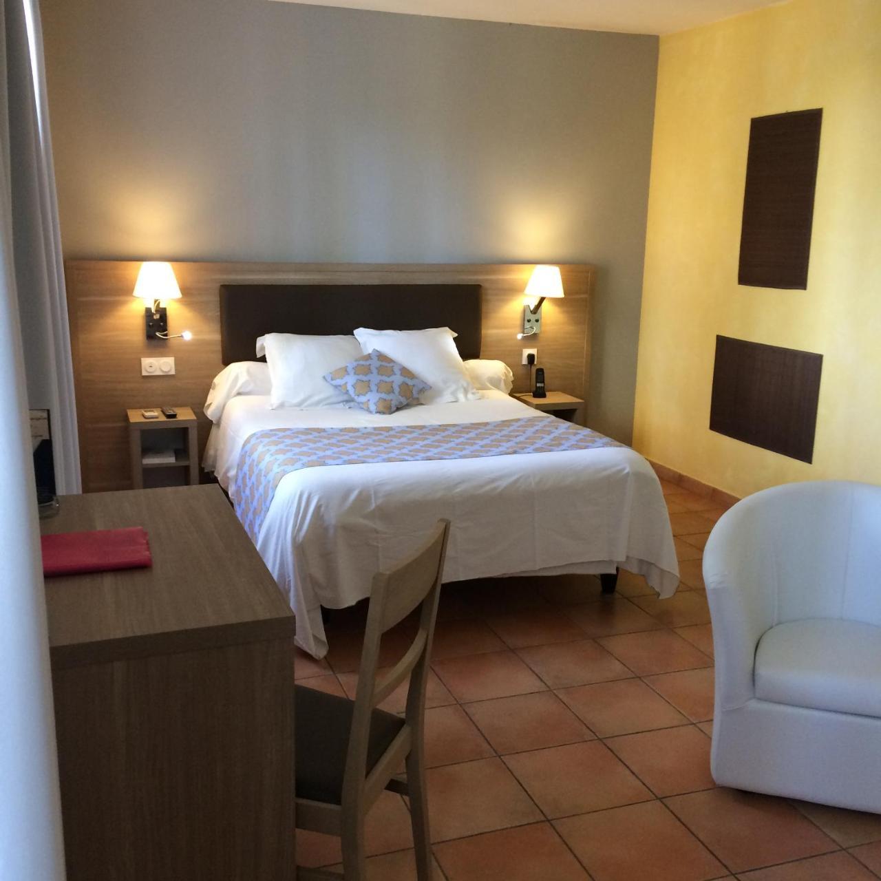 Hotel Logis De L'Etang à Cucuron Extérieur photo