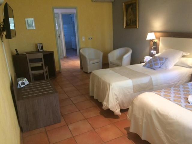 Hotel Logis De L'Etang à Cucuron Extérieur photo