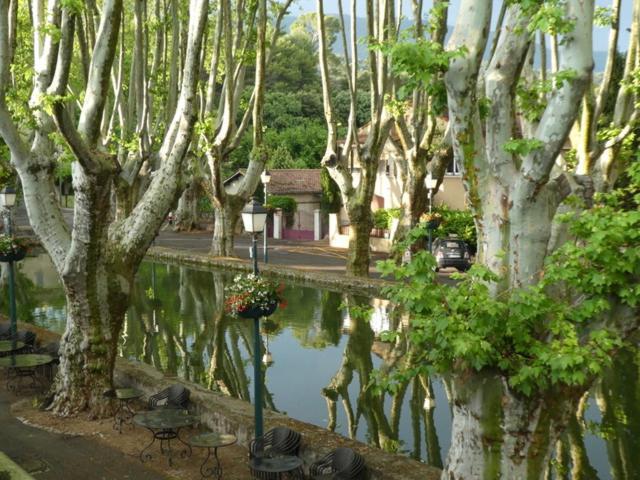 Hotel Logis De L'Etang à Cucuron Extérieur photo